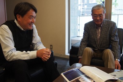 映画「国宝」のパンフレットを見ながら笑顔で話す矢吹史郎さん（右）と次男の匡さん＝岡山市で2026年3月11日、今東理恵撮影