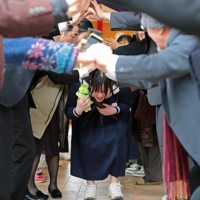卒業式の後、「人のアーチ」を作って川端美冬さんを送り出す教員や地元住民ら＝石川県珠洲市で2026年3月13日午前11時42分、岩本一希撮影