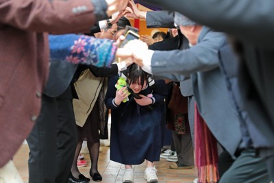 卒業式の後、「人のアーチ」を作って川端美冬さんを送り出す教員や地元住民ら＝石川県珠洲市で2026年3月13日午前11時42分、岩本一希撮影