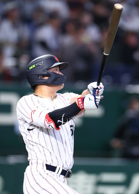 1次リーグのチェコ戦で満塁本塁打を放つ村上宗隆選手＝東京ドームで2026年3月10日、前田梨里子撮影