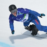 スノーボード男子バンクドスラローム大腿障害、小須田潤太の1回目＝コルティナ・パラスノーボードパークで2026年3月13日、渡部直樹撮影