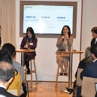 フィンランド大使館で開催されたイベントで対談する参加者＝東京都港区で2026年3月12日午後7時16分、西本紗保美撮影