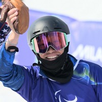 スノーボード男子バンクドスラローム大腿障害、2回目の滑走を終え笑顔を見せる小栗大地＝コルティナ・パラスノーボードパークで2026年3月13日、渡部直樹撮影