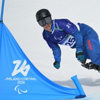 スノーボード男子バンクドスラローム大腿障害、小須田潤太の1回目＝コルティナ・パラスノーボードパークで2026年3月13日、渡部直樹撮影