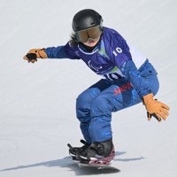 スノーボード女子バンクドスラローム下肢障害、坂下恵里の1回目＝コルティナ・パラスノーボードパークで2026年3月13日、渡部直樹撮影