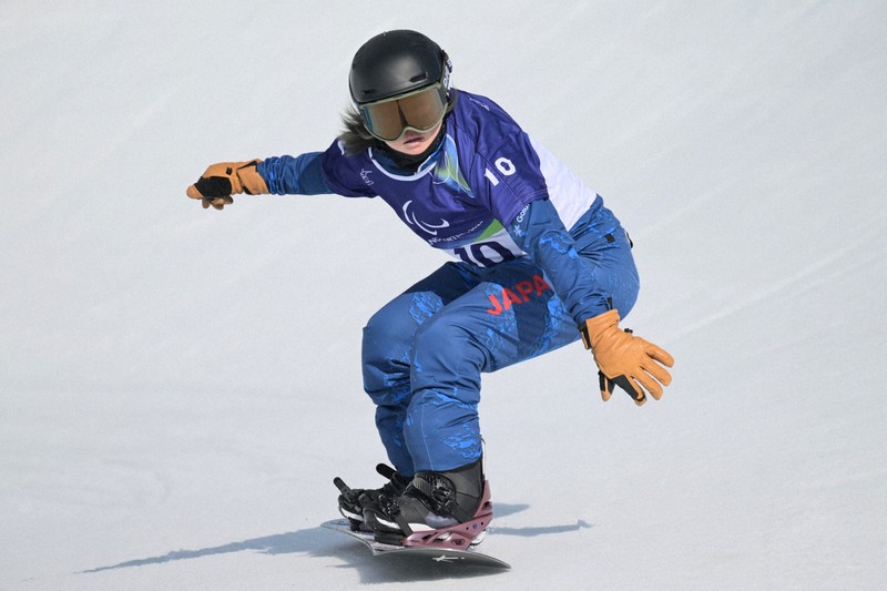 スノーボード女子バンクドスラローム下肢障害、坂下恵里の1回目＝コルティナ・パラスノーボードパークで2026年3月13日、渡部直樹撮影