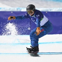 スノーボード女子バンクドスラローム下肢障害、坂下恵里の2回目＝コルティナ・パラスノーボードパークで2026年3月13日、渡部直樹撮影