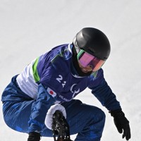 スノーボード男子バンクドスラローム大腿障害、2回目の滑走を終える小栗大地＝コルティナ・パラスノーボードパークで2026年3月13日、渡部直樹撮影