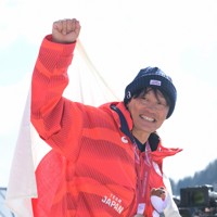 スノーボード男子バンクドスラローム大腿障害の表彰式を終えて笑顔を見せる小栗大地＝コルティナ・パラスノーボードパークで2026年3月13日、渡部直樹撮影