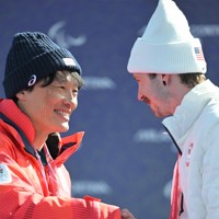 スノーボード男子バンクドスラローム大腿障害で銀メダルを獲得し、表彰式で他の選手と健闘をたたえあう小栗大地（左）＝コルティナ・パラスノーボードパークで2026年3月13日、渡部直樹撮影
