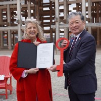大阪・関西万博カナダパビリオンの敷地返却証明証を持つローリー・ピーターズ政府代表（左）。右は日本国際博覧会協会の櫟真夏副事務総長＝大阪市此花区で2026年3月13日午前11時22分、妹尾直道撮影