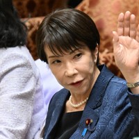 衆院予算委員会で自民党・橋本岳氏の質問に挙手する高市早苗首相＝国会内で2026年3月12日午前9時18分、平田明浩撮影