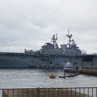 米海軍佐世保基地に配備された強襲揚陸艦「トリポリ」＝長崎県佐世保市で2025年6月23日午後2時4分、柳瀬成一郎撮影