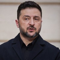 マクロン仏大統領との共同記者会見に臨むウクライナのゼレンスキー大統領＝パリで2026年3月13日、ロイター