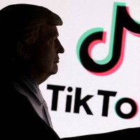 トランプ米大統領の3D模型とTikTokのロゴ（ロイター＝共同）
