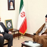 イランの最高指導者ハメネイ師（右）とハマスのハニヤ氏。いずれもイスラエル軍によって殺害された＝テヘランで2024年5月22日、WANAロイター