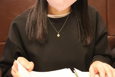 同級生からいじめに遭った男子児童の母親＝千葉県内で2025年11月27日午後2時15分、林帆南撮影