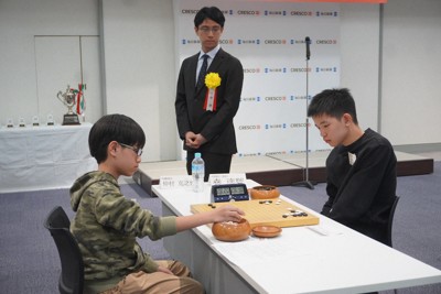 対局を観戦する一力遼本因坊（中央）＝東京都千代田区の毎日新聞東京本社で2026年3月14日、武内亮撮影