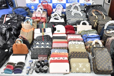 大阪・JR鶴橋駅近くの店舗で大阪府警が押収した偽ブランド品＝大阪市北区で2026年2月3日午後2時35分、井手千夏撮影