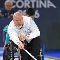 車いすカーリング混合ダブルス1次リーグ、対韓国戦でストーンを放つ米国のスティーブン・エムト＝コルティナ・カーリング五輪競技場で2026年3月7日、渡部直樹撮影