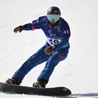 スノーボード男子バンクドスラローム下肢障害、2回目の滑走を終えた岡本圭司＝コルティナ・パラスノーボードパークで2026年3月13日、渡部直樹撮影