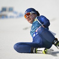 ノルディックスキー距離混合10キロリレー、8位でフィニッシュし倒れ込む第4走者の岩本美歌＝テーゼロ距離競技場で2026年3月14日、渡部直樹撮影