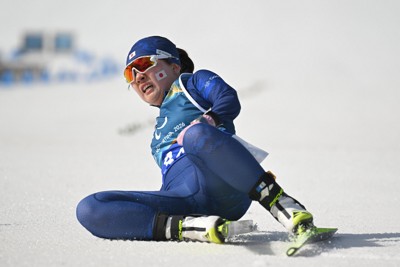 ノルディックスキー距離混合10キロリレー、8位でフィニッシュし倒れ込む第4走者の岩本美歌＝テーゼロ距離競技場で2026年3月14日、渡部直樹撮影