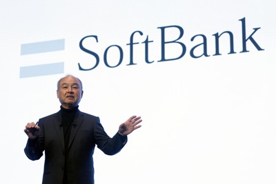 ソフトバンクの個人向け社債はすぐに売り切れたという。写真はソフトバンクグループの孫正義社長（Bloomberg）