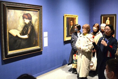 石橋和訓の代表作「美人読詩」（左）を解説する林みちこ・筑波大准教授（右端）＝松江市袖師町の島根県立美術館で2026年3月6日午前10時29分、村瀬達男撮影