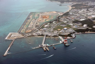 米軍普天間飛行場が移設されるキャンプ・シュワブ（中央）東側の辺野古＝沖縄県名護市で2025年11月28日午後3時41分、本社機「希望」から幾島健太郎撮影