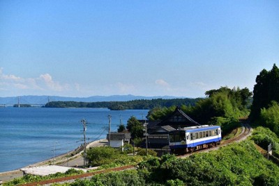 七尾湾沿いの自然の中を走るのと鉄道。晴れていれば雄大な立山連峰も見える＝同社提供