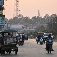バイクやトゥクトゥクで移動するカンボジアの人々。福岡県内に住む男性約10人がカンボジアに渡航後、相次いで行方不明になっている＝カンボジア国内で2018年2月15日、北山夏帆撮影（写真と本文は関係ありません）
