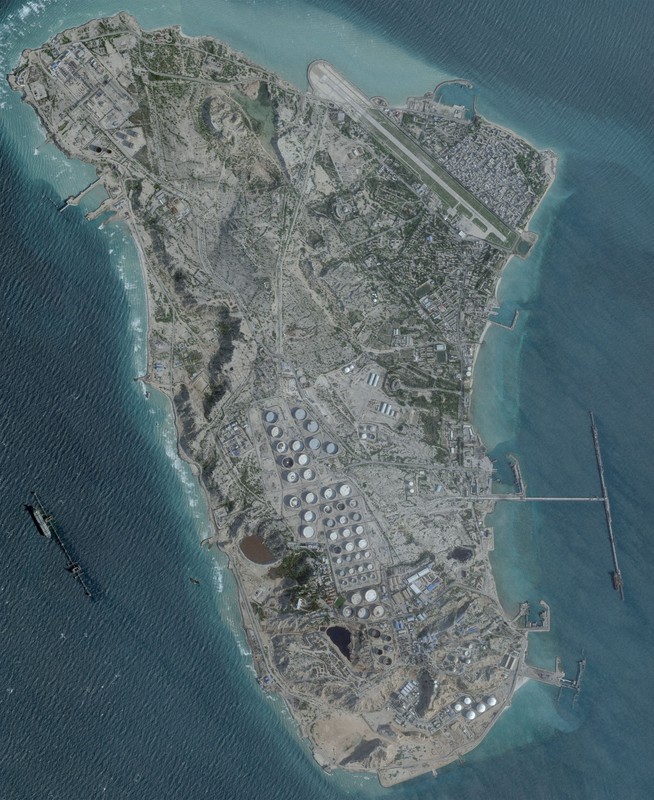 イラン・カーグ島の衛星写真＝Planet Labs PBC提供・ロイター