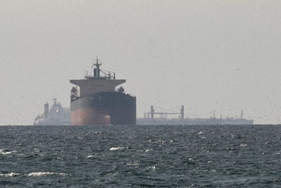 ホルムズ海峡近くを航行するタンカー＝アラブ首長国連邦で2026年3月11日、ロイター