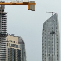 無人機が落下し、被害を受けた建物＝アラブ首長国連邦ドバイで2026年3月12日、ロイター