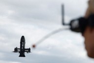 迎撃ドローンの試験飛行をするドローンメーカーの社員＝ウクライナで2026年3月6日、ロイター