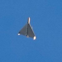 ウクライナ上空を飛行するイラン製ドローン「シャヘド」＝キーウで2022年10月17日、AP