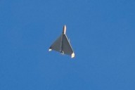 ウクライナ上空を飛行するイラン製ドローン「シャヘド」＝キーウで2022年10月17日、AP