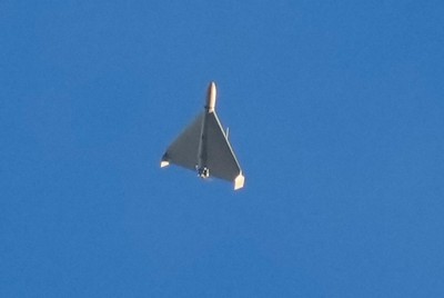 ウクライナ上空を飛行するイラン製ドローン「シャヘド」＝キーウで2022年10月17日、AP