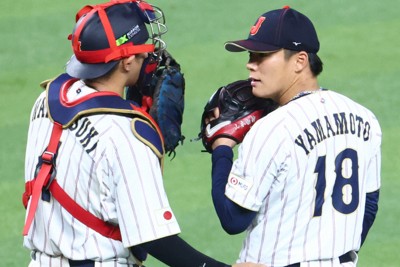 【日本－ベネズエラ】二回表ベネズエラ無死二塁、トーレスに適時二塁打を許し、日本の捕手・若月健矢（左）と言葉を交わす先発・山本由伸＝米マイアミのローンデポ・パークで2026年3月14日、前田梨里子撮影