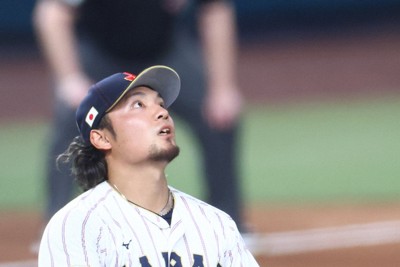 【日本－ベネズエラ】六回表ベネズエラ無死一、三塁、アブレイユに3点本塁打を許し、打球の行方を見る日本の4番手・伊藤大海＝米マイアミのローンデポ・パークで2026年3月14日、前田梨里子撮影