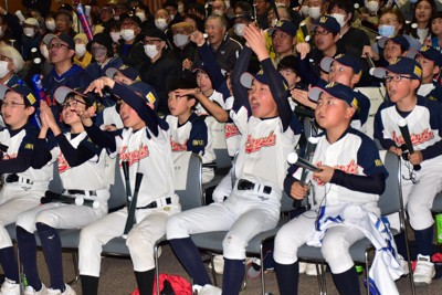 岩手県奥州市のパブリックビューイング会場で、日本代表の好機に大型画面に見入る来場者たち＝奥州市で2026年3月15日午前11時9分、高橋昌紀撮影