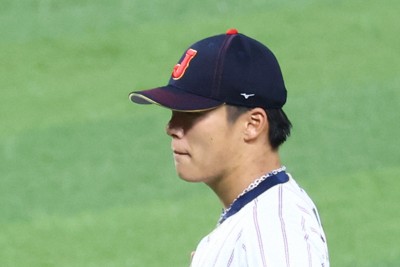 【日本－ベネズエラ】二回表ベネズエラ無死二塁、トーレスに適時二塁打を許し、胸に手を当てる日本の先発・山本由伸＝米マイアミのローンデポ・パークで2026年3月14日、前田梨里子撮影