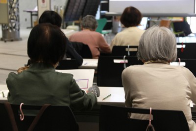 東京都千代田区が開催する認知症カフェ「いきいきはあとカフェ」に参加し、認知症や軽度認知障害（MCI）について学ぶ女性たち＝東京都千代田区で2026年3月12日午後2時4分、山本萌撮影