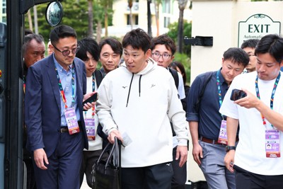 宿舎を出て、バスに乗り込む井端弘和監督（中央）＝米マイアミで2026年3月15日午前9時、前田梨里子撮影