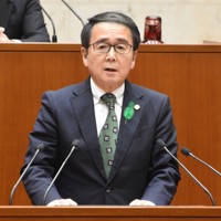 香川県議会で、同県知事選再選に向け立候補の意向を表明する現職の池田豊人氏＝高松市で2026年3月16日午前11時40分、佐々木雅彦撮影