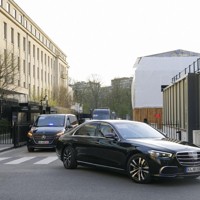 パリでの米中閣僚級貿易協議の会場から出る車両＝15日（共同）