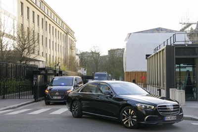 パリでの米中閣僚級貿易協議の会場から出る車両＝15日（共同）