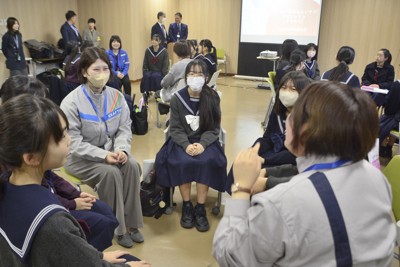 九州電力などが開いた座談会で、九電や関連会社の女性技術者と会話を楽しむ女子中学生ら＝福岡市西区で2025年12月22日午前11時14分、久野洋撮影
