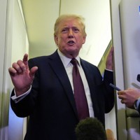 記者団の取材に応じるトランプ米大統領＝大統領専用機内で2026年3月15日、AP